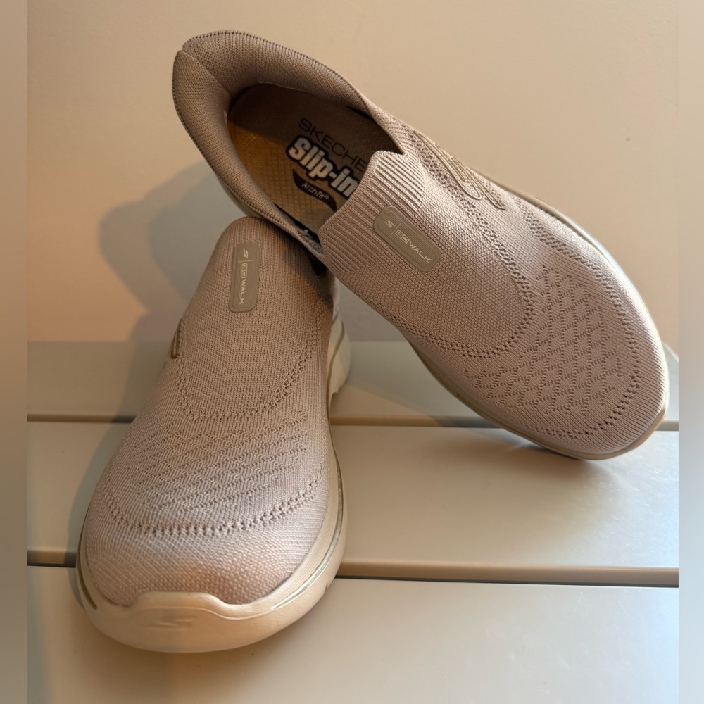 NWOT Skechers Slip-On Knit Walking Sneakers with Arch Fit